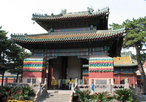 What visitors can see first when entering the entrance is the stele pavilion with double eaves of xieshan style.