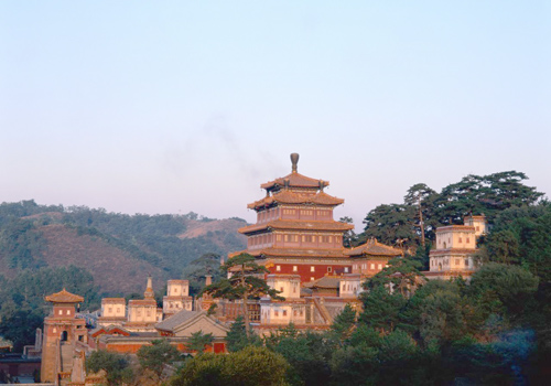 As the first temple built in the Qianlong period (1736-1795) of Qing Dynasty, Puning Temple is a splendid combination of the Han style and the Tibetan style. 