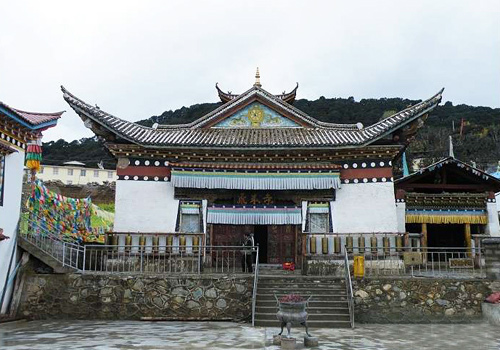 Feilai Temple was built in 1614 according to the mountain terrain with architecture at random discretion.