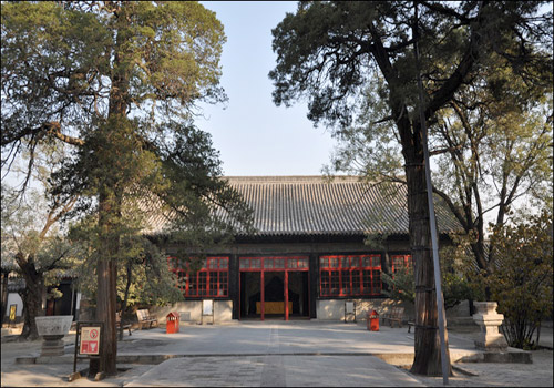 In the past, Hall of Mansion of Confucius was where Yanshenggong received other officials, tried a case and ceremonies were held. 