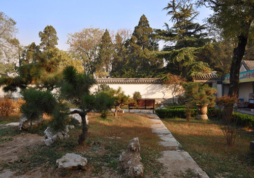 Situated in the backyard of the residence, it is also called Tieshan Garden. 