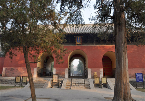 Built in the year of 1415, Shengshi Gate enjoys five arches now with emerald tiles and ruby outer walls. 
