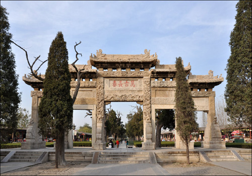 Located in the north of Qufu city, it is the exclusive Cemetery of Confucius and his families. 