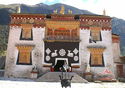 Chong Gu Temple,stands 3880 meters high above the sea level, is located at the foot of Xiannairi Peak,the highest peak of the three sacred peaks in Daocheng County. 