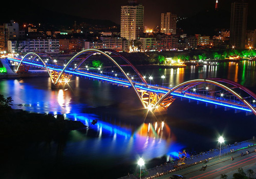 When night falls, the star-studded sky makes the Xin'an River even more splendid and magnificent. 