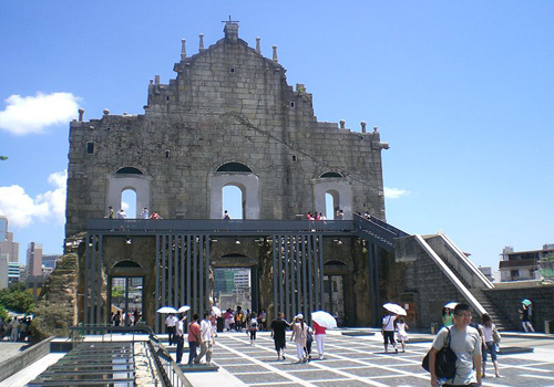 Walking from the iron stairs behind the ruin can lead you to the second tier. 