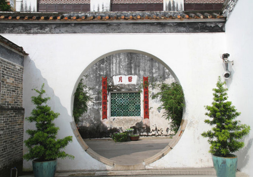 Moon gates are frenauently seen in Mandarin's House of Macau.