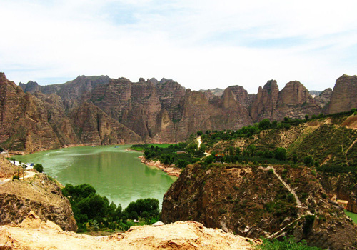 Situated in the Yongjing county of Gansu province, Liujia Gorge is the large water-power engineering project of the first five-year plan. 