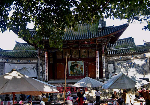 In the north square there is a wood-made ancient stage, built in the year of 1895. 