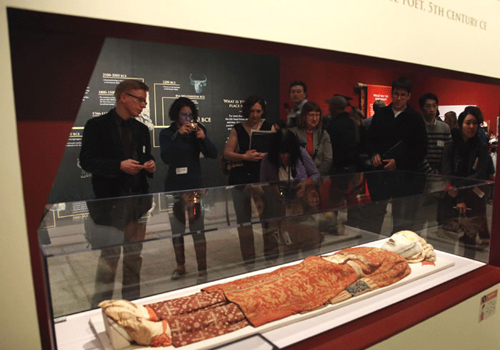 Visitors are viewing a mummy showcased in Xinjiang Uygur Autonomous Region Museum.
