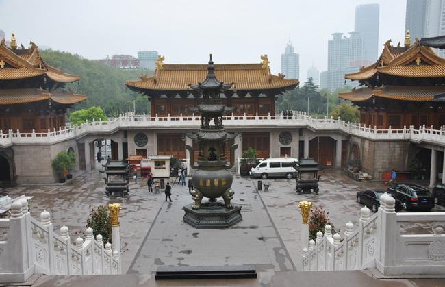 Jing'an Temple is a famous Esoteric Buddhist temple located in downtown Shanghai.
