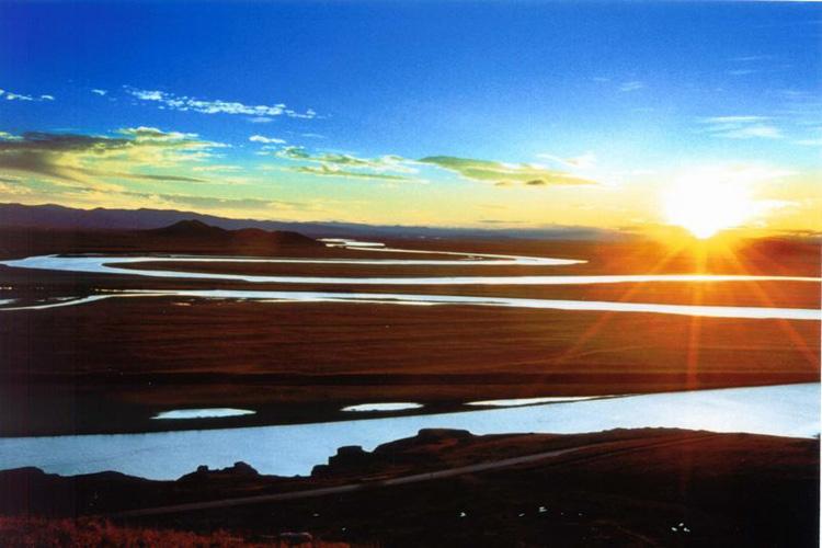 долина реки хуанхэ. восход над озером. солнце встает над рекой хуанхэ. желтый закат. хуанхэ и янцзы.