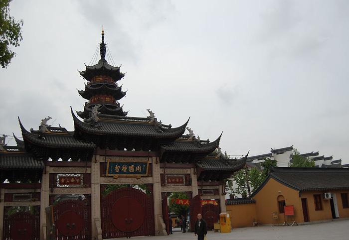 Longhua Temple of Shanghai is the oldest, largest and most majestic Buddhist building in the lower reaches of Yangtze River Delta.