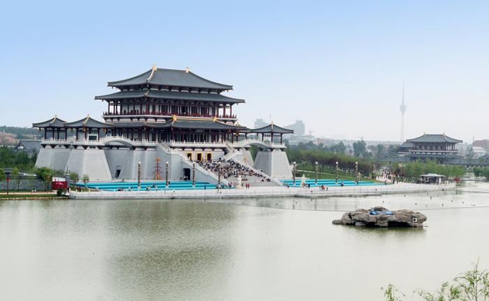 Purple Cloud Building is the landmark of Tang Paradise of Xi'an.