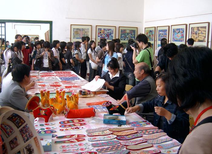 People are visiting the Farmers' Painting Exhibition Hall of Hu County.