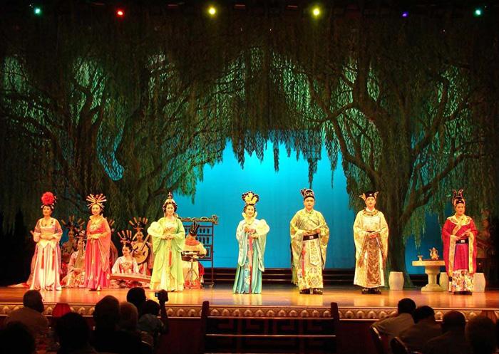 The amazing performance leads the audiences back to a dreamlike imperial feast of Tang Dynasty.