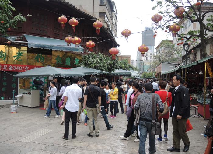Kunming Flowers and Birds Market are crowded with peopel every day.