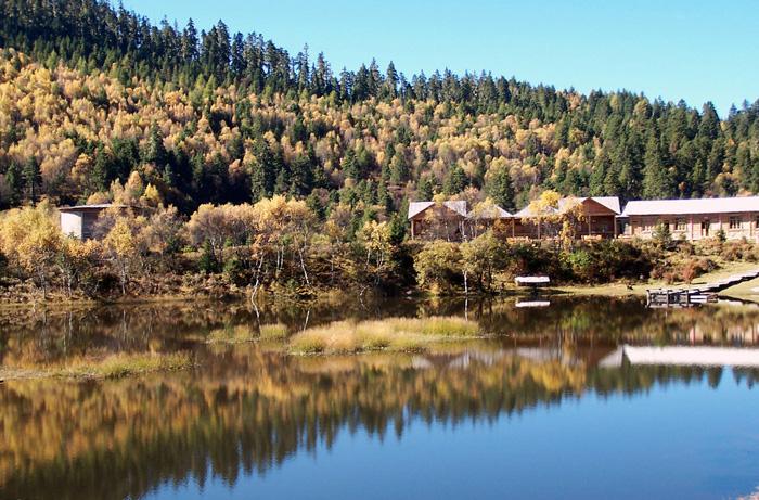 Shuoduhai Lake of Diqing is known for its clear water and the peaceful environment.