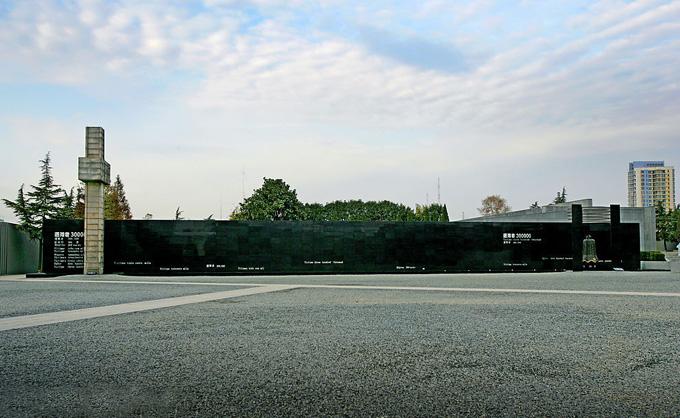 The tablet in front of the memorial hall