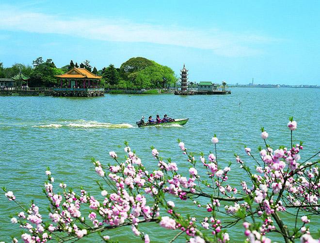 Li Garden, lies on the western bank of Li Lake, is 1.7 times the size of Hangzhou West Lake.