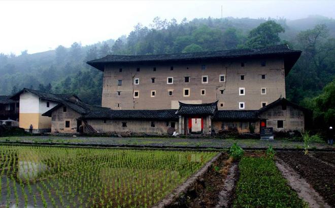 The five- storey rectangle Hegui Building is the highest earthen building in Nanjing County.