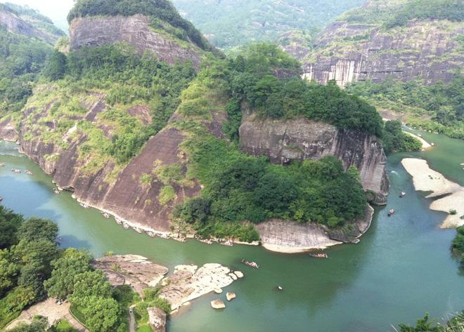 Jiuqu Stream is famous for its pristine environment, clean waters and tiny population.