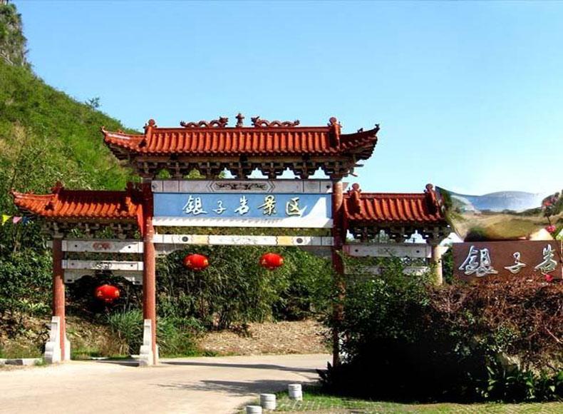 Silver Cave Scenic Area is about 85km away from the downtown Guilin and 3km away from Yangshuo