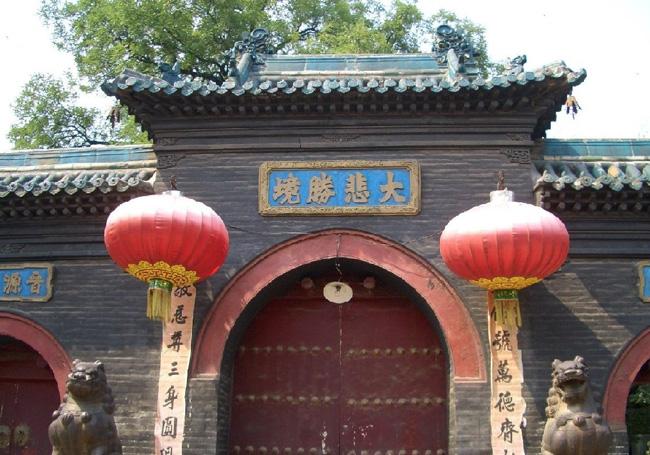 The temple gate of Chongshan Temple