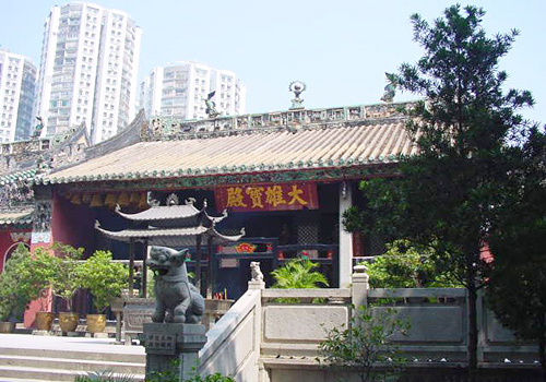 The solemn Mahavira Hall of Kum Iam Temple, Macau