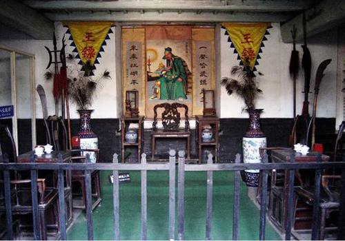 Located on the No.105 South Street of Pingyao Old Town, Tongxinggong Escort Agency was set up in the year of 1855 by Wang Zhengqing, the then martial arts master famous around China.