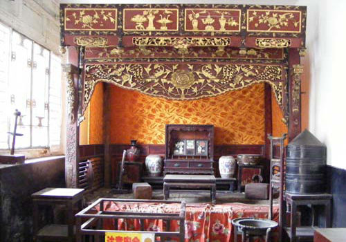 Phoenix Playing with Peony Canopy Bed of Qing Dynasty in the museum is unique around China. 
