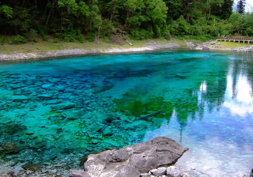 Colored pools, situated 4,166 metres away from Fuyuan Bridge, enjoy 693 pools, and are considered the largest pool groups of Huanglong Scenic and Historic Interest Area.