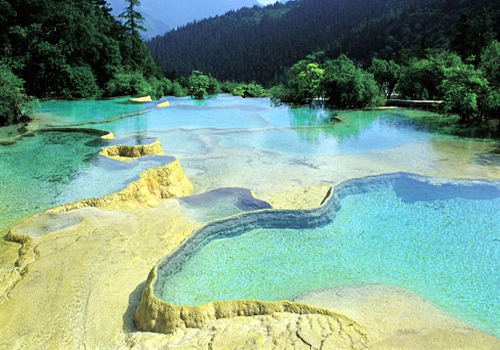 To a large extent, Huanglong Scenic and Historic Interest Area is not only the treasure of Chinese people but also the world as a whole.
