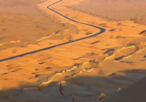 Overlooking from Hongbai Shan, which has a height of 1,413 meters above sea level, you will be shocked by another kind of vastness of the desert. 