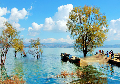 Erhai Lake is considered a Mother Lake of locals in Dali and it was cordially called as Gold Moon by Bai people.