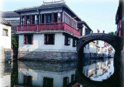 Connecting Xiwan Street and Zhenfeng Alley (贞丰弄), the Zhenfeng Bridge is a stone arch bridge, 12.2 metres long, 2.8 metres wide.