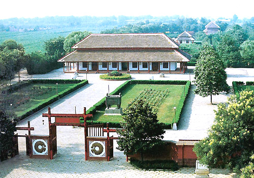 The main gate of Yin Ruins in Anyang City follows the shape of the oracle "门" (gate), quite unique.