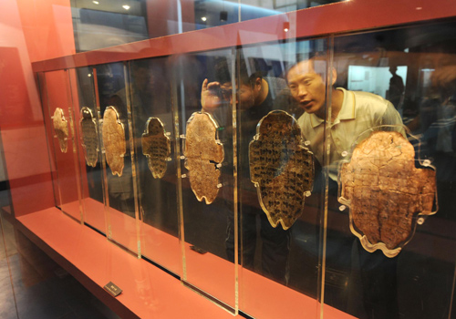 Toursists are looking at the oracle bones in museum of Yin Ruins,Anyang,Henan Procinve.