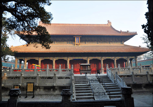 Seen from the north of Apricot Alta, this golden Dacheng hall comes into your eyes. 